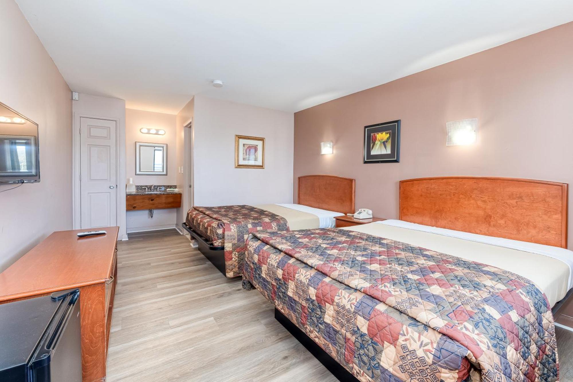 The Skybreeze Inn Bohemia Esterno foto